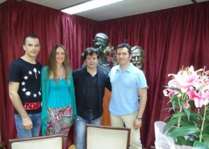 Ο ΚΩΣΤΑΣ ΕΥΑΓΓΕΛΑΤΟΣ ΜΕ ΤΗΝ ΜΟΥΣΙΚΟ ΙΩΑΝΝΑ ΣΚΛΗΡΟΥ, ΤΟΝ ΠΙΑΝΙΣΤΑ ΜΑΡΙΟ ΚΑΖΑ ΚΑΙ ΤΟΝ ΚΑΛΛΙΤΕΧΝΗ ΝΤΑΝΥ ΜΑΡΤΖΩΚΑ.