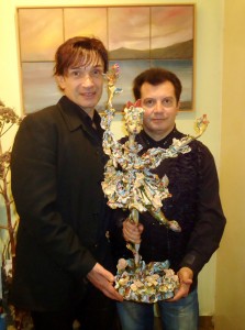 Ο-ΧΟΡΕΥΤΗΣ,-ΕΙΚΑΣΤΙΚΟΣ-ΤΑΚΗΣ-ΛΟΥΚΑΤΟΣ-ΠΡΟΣΦΕΡΕΙ-ΜΙΑ-ΚΟΥΚΛΑ-ΤΟΥ-ΣΤΟΝ-ΚΩΣΤΑ-ΕΥΑΓΓΕΛΑΤΟ.