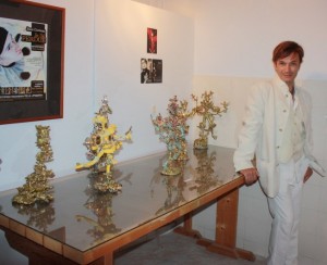 ο Τάκης Λουκάτος με τις κούκλες του.