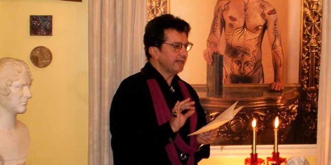 Στη Δημοτική Πινακοθήκη Πειραιά ο  Κώστας Ευαγγελάτος.