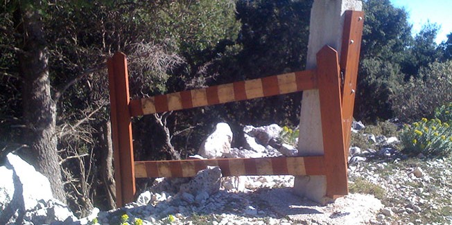 Βανδαλισμοί στην  πύλη του Όρους Ρούδι.