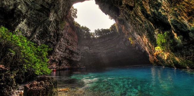 Η Μελισσάνη μια από τις 5 ομορφότερες υποβρύχιες σπηλιές.