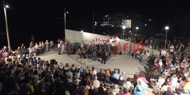 ΧΟΡΕΥΟΝΤΑΣ ΚΑΙ ΤΡΑΓΟΥΔΟΝΤΑΣ ΣΤΗΝ ΠΑΝΣΕΛΗΝΟ