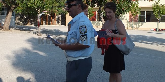 Ενημερωτικά φυλλάδια τροχαίας σε γονείς και μαθητές.