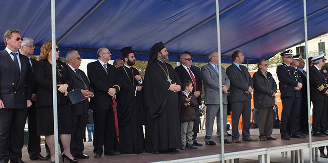 Τέρμα οι εξέδρες: Στο ίδιο επίπεδο οι παρελαύνοντες με τους επίσημους.