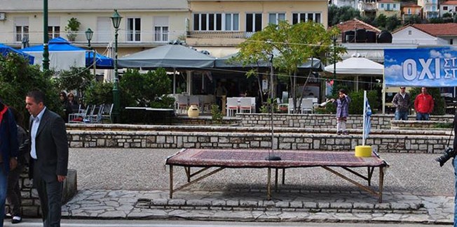 Ιθάκη: ΑΝΩ-ΚΑΤΩ Η ΕΞΕΔΡΑ (των  “επισήμων” και όχι το Καφενείο)