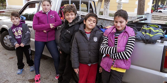 Ιθάκη: Μεταφέρονται με φορτηγάκι στο Σχολείο.