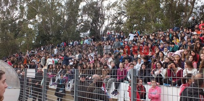 ΕΛΜΕ: ΦΙΕΣΤΑ  ΜΕ «ΝΤΕΚΟΡ» ΧΙΛΙΑΔΕΣ  ΜΑΘΗΤΕΣ