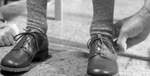 ΧΡΙΣΤΟΥΓΕΝΝΑ ΣΤΟ ΤΡΑΒΕΡΣΟ ΜΕ ΤΑ ΜΑΥΡΑ ΠΑΠΟΥΤΣΙΑ ΤΗΣ ΠΑΡΕΛΑΣΗΣ