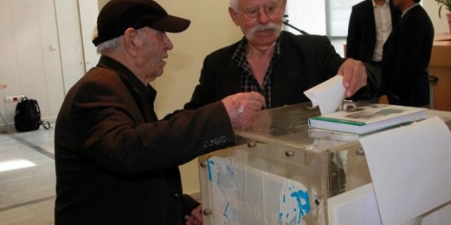 Πάνε τον παππού να ψηφίσει