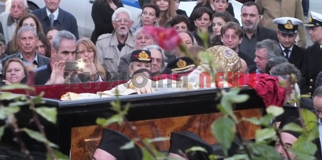 Στη Μητρόπολη η σορός του Μητροπολίτη για προσκύνημα.