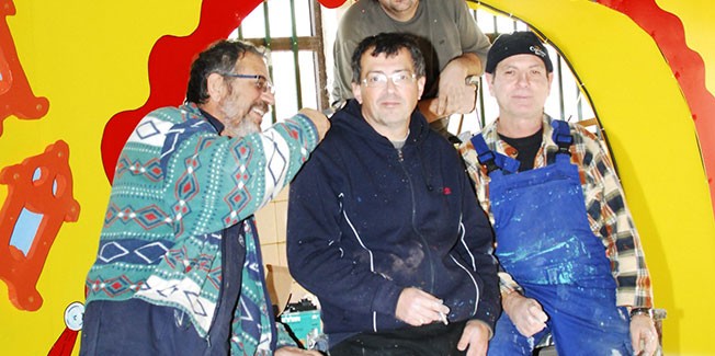 Τρυπώσαμε στα άδυτα του εργαστηρίου  του Καρνάβαλου του Ληξουριού.