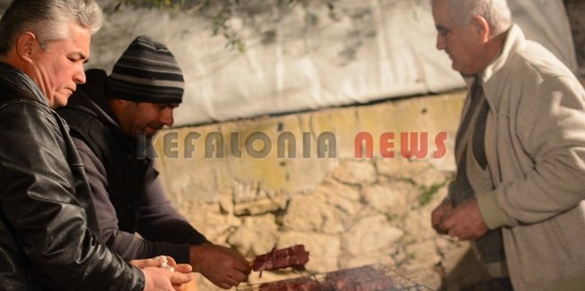 Πολιτιστικός Σύλλογος “Κουνόπετρα ”    ανάβοντας τις ψησταριές.