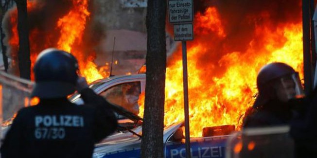 Μολότοφ υπό την… γαλανόλευκον!  (Τι  έγινε στην Φρανκφούρτη)