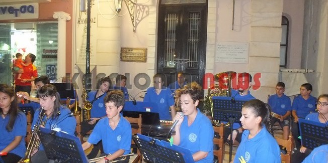 Η μπάντα στο κέντρο της πόλης, στην καρδιά του Αργοστολιού