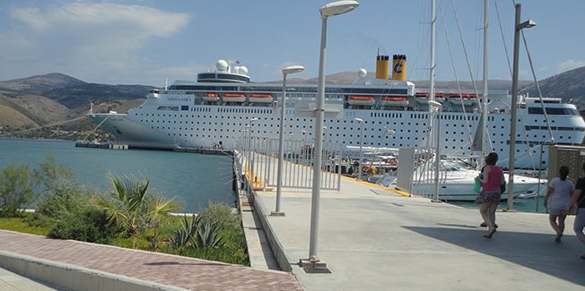 Το COSTA NEOCLASSICA έδεσε σήμερα στο  “μπαστούνι”.