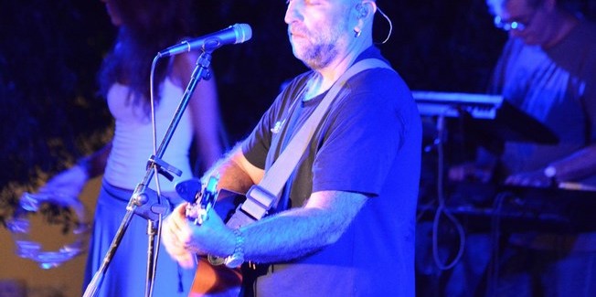 Μιά εκπληκτική συναυλία στα Φάρσα με τον Μπάμπη Στόκα