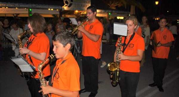 Περατζάδα στη Σάμη από τη Φιλαρμονική «Θέμος Αμούργης».