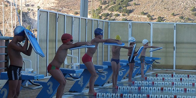 Μια ομορφιά είναι να βλέπεις τόσα παιδιά να κολυμπούν.