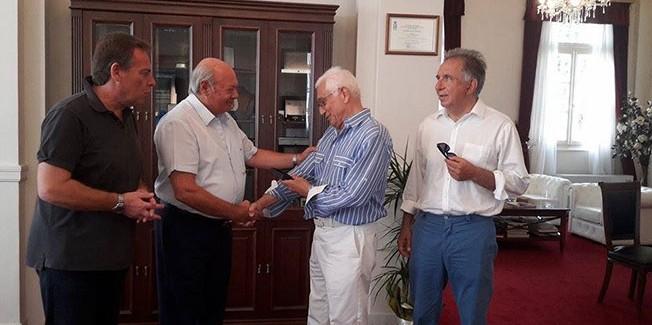 Ο τ.Δήμαρχος Οινουσσών κ.Ε.Αγγελάκος και              ο Ακαδημαϊκός Καθ.Α.Φωκάς στο Δημαρχιακό Μέγαρο