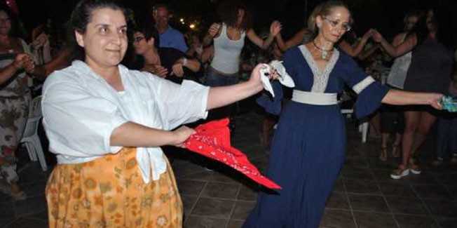 Πολύς κόσμος και πολύ κέφι στο Πανηγύρι στα Ζερβάτα.