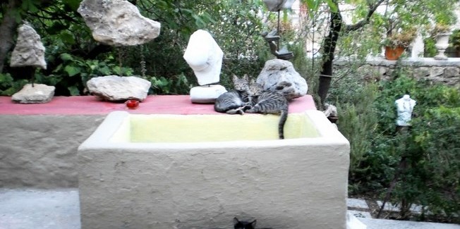 ΟΛΟΛΗΡΩΝΟΝΤΑΙ  ΤΟ ΣΑΒΒΑΤΟ ΟΙ ΕΚΘΕΣΕΙΣ “ΛΙΘΟΚΟΛΛΑΖ” ΚΑΙ “ΠΡΟΣΩΠΑ ΚΑΙ ΤΟΠΟΙ” ΣΤΗ ΣΥΓΧΡΟΝΗΣ ΠΙΝΑΚΟΘΗΚΗ VILLA ΡΟΔΟΠΗ ΣΤΟ ΑΡΓΟΣΤΟΛΙ.