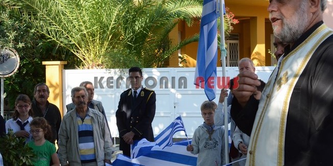 Δυό χρόνια μετά τους σεισμούς η μαρμάρινη πλάκα παραμένεις σπασμένη