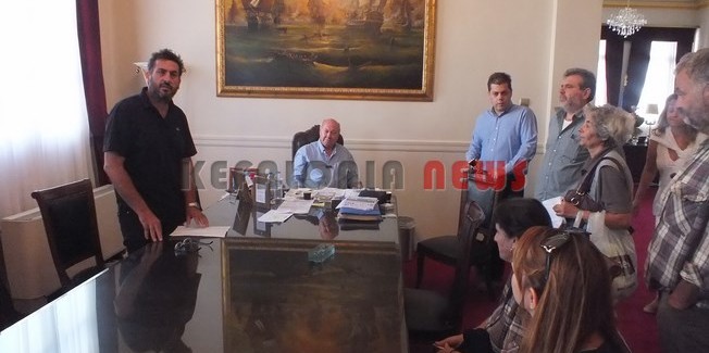 Δυναμική παρέμβαση καθαριστριών στον Δήμαρχο.