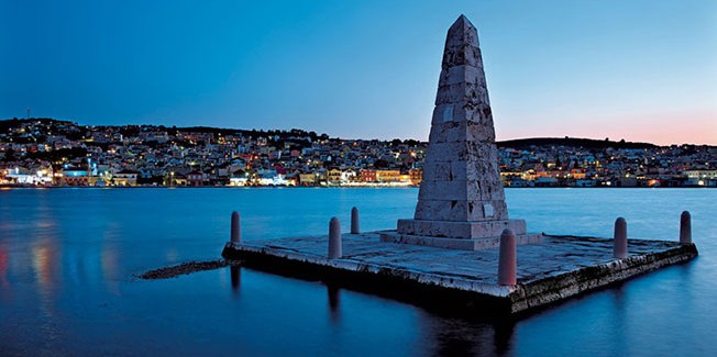 Φωταγώγηση  του Ιστορικού Μνημείου  του Οβελίσκου της Γέφυρας De Bosset.