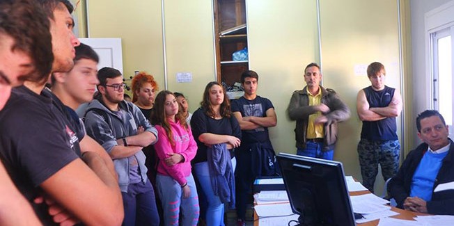 Συναγερμός: Πετούν στο δρόμο μαθητές   –  εκπαιδευτικούς του ΕΠΑΛ Αργοστολίου!!!
