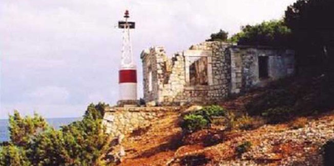 Η πεζοπορική ομάδα Σάμης, στον Φάρο  Διχαλίων.