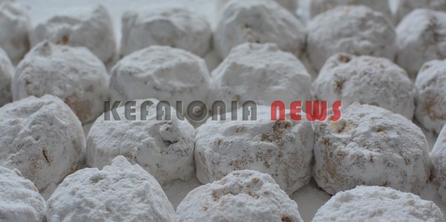 Μελομακάρονα και κουραμπιέδες.