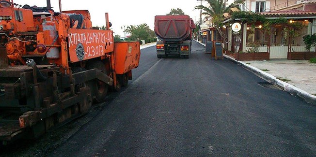 ΠΕΦΤΕΙ Η ΑΣΦΑΛΤΟΣ ΣΤΟΝ ΠΑΡΑΛΙΑΚΟ ΔΡΟΜΟ ΛΗΞΟΥΡΙΟΥ