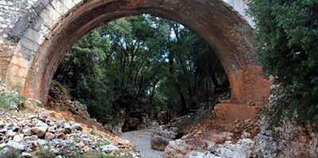 Κινδυνεύει να πέσει το γεφύρι της Πλάκας στον Καραβόμυλο.