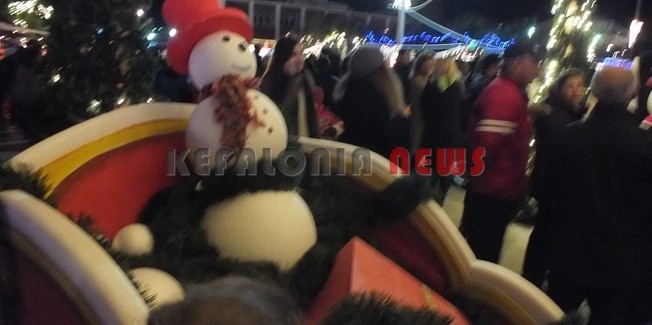 Μοιράζουν δώρα σε όλους στα  Αγιοβασιλάτα!!!!!!!!