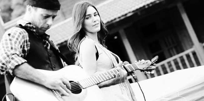 Ο Simos Kokavesis και η Georgia Poutou στο Mescalero Café-bar