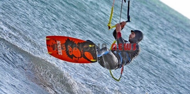 kitesurfing in the waves εντυπωσιάζει..