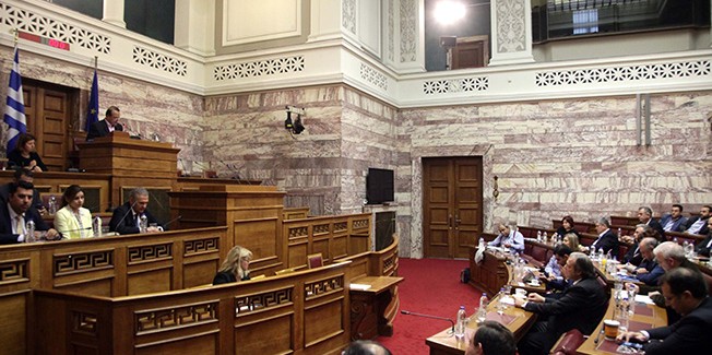 ΣΤΙΣ ΟΘΟΝΕΣ ΤΩΝ ΑΠΟΔΗΜΩΝ Η ΕΡΤ ΜΕΧΡΙ  ΤΟ ΤΕΛΟΣ ΤΟΥ 2016