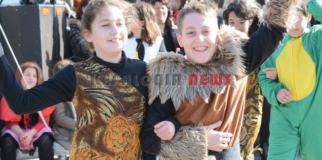 Χόρεψαν στην κεντρική πλατεία καντρίλιες,  γαϊτανάκι κι άλλους χορούς