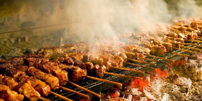 Η ΚΡΑΝΗ τσικνίζει το πρωί της Τσικνοπέμπτης στην παραλία