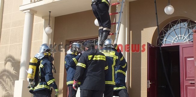 Εντυπωσιακή άσκηση της Πυροσβεστικής στην   “καρδιά” του Αργοστολιού.