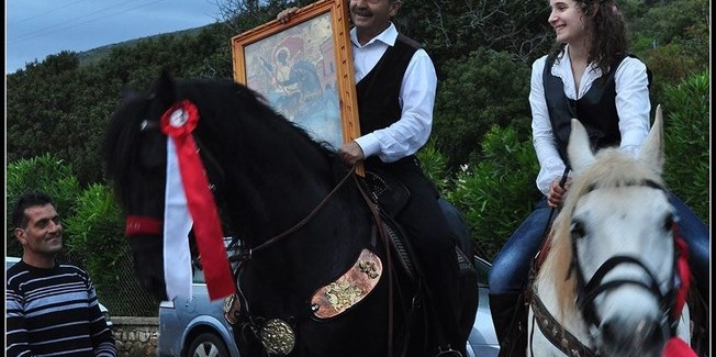 Περιφορά εικόνας Αγίου Γεωργίου με  άλογα