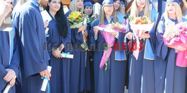 Πτυχίο, ανθοδέσμες και καπέλα στον αέρα