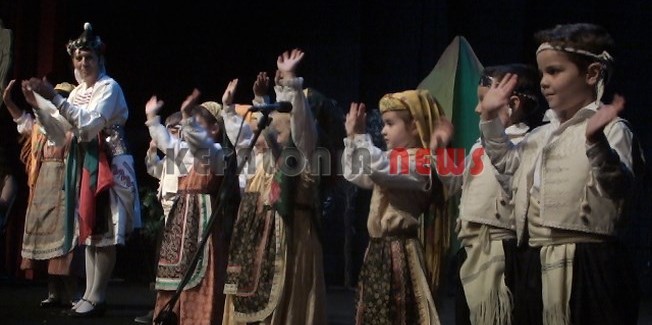 Έτσι αρμενίζουμε με χορούς και  τραγούδια..