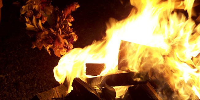 «Χορεύοντας στις φωτιές του Αϊ  Γιάννη»  στα Σπαρτιά.