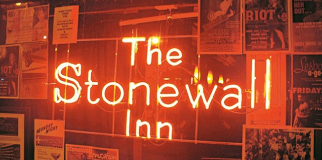 «Θα σε πάω σε ένα γκέι μπαρ»*