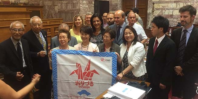 Με τους επιζήσαντες των πυρηνικών  ολοκαυτωμάτων της Ιαπωνίας.