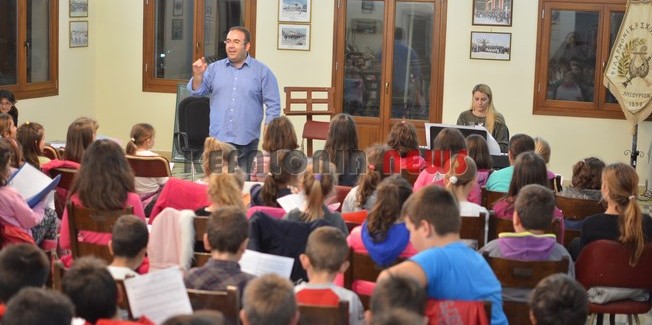 Εβδομήντα παιδάκια τραγουδούν  Χριστουγεννιάτικα,