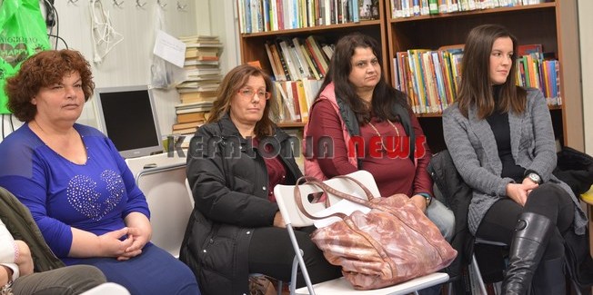 Η συγγραφέας Ελένη Σβορώνου στην  αγκαλιά της Ιακωβατείου Βιβλιοθήκης