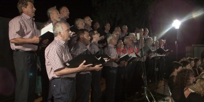 Να   πλαισιώσουμε την ανδρική χορωδία.